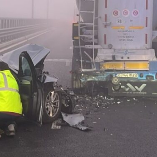 Trafic rutier întrerupt pe Drumul Expres 12 după o coliziune între un autoturism și un TIR