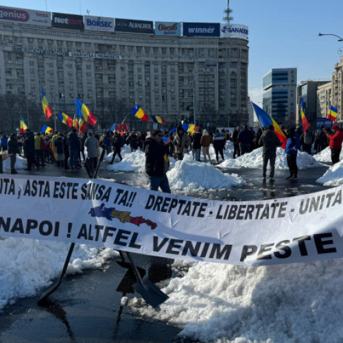 Susținătorii AUR și cei ai lui Călin Georgescu protestează în București și strâng semnături pentru candidatul prorus