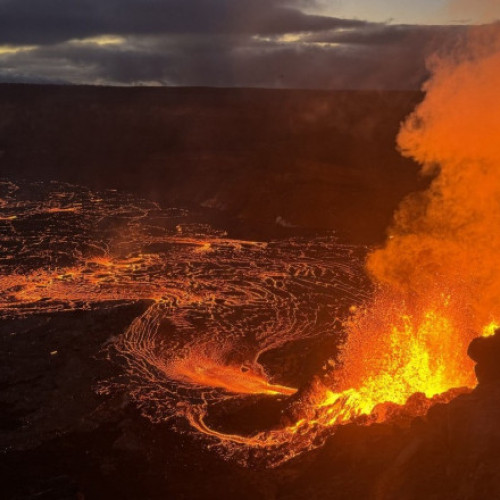 Eruptie spectaculoasa a vulcanului Kilauea din Hawaii atrage turisti