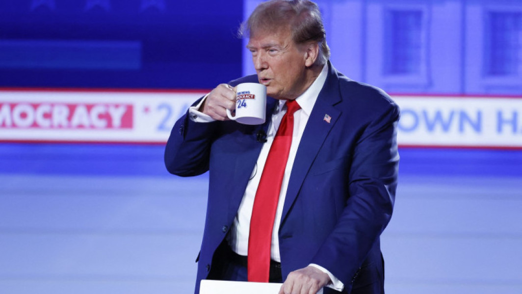 Donald Trump amenință cu taxe de 200% asupra alcoolului din UE