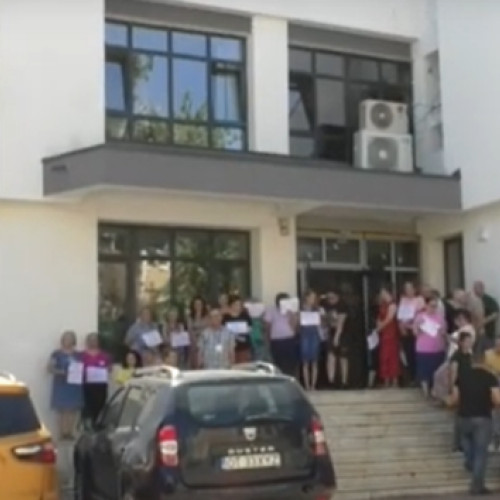 Angajații Casei de Pensii Olt, protestează