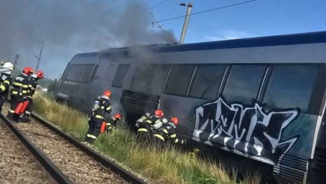 Incendiu la locomotiva unui tren de călători, la intrare în Paşcani. Pasagerii s-au autoevacuat