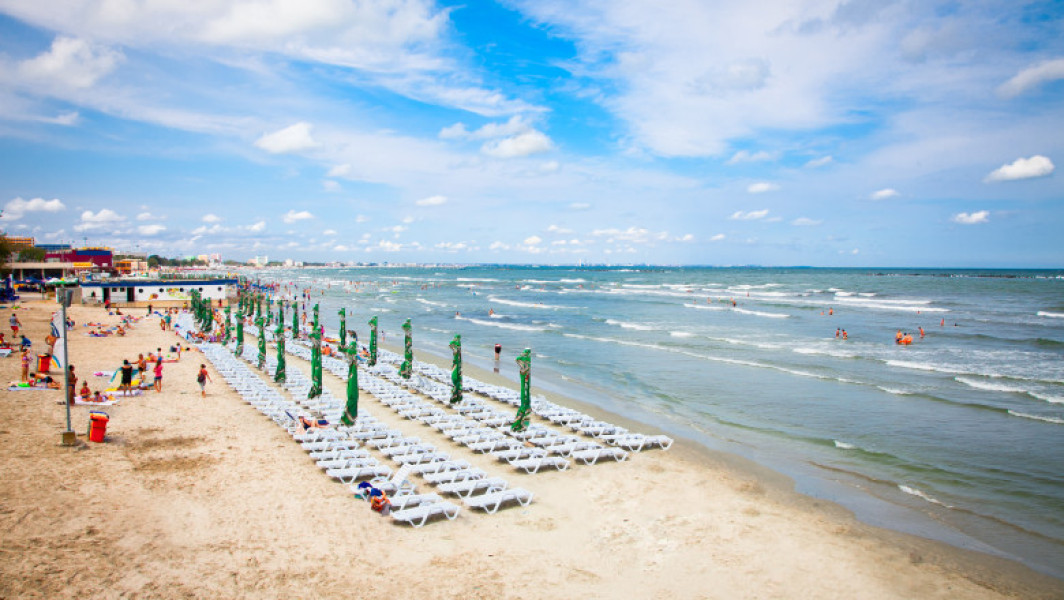 Fenomenul care strică vacanța turiștilor de pe litoral. Apa mării s-a răcit brusc de la 23 de grade la doar 13 grade