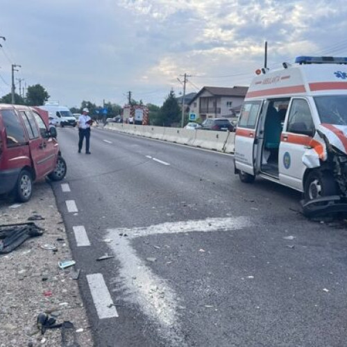 Accident GRAV pe DN64, între o autoutilitară și o ambulanță. Un minor și o tânără de 22 de ani au ajuns la spital/ FOTO