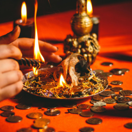Două „vrăjitoare” din București, reținute după ce au înșelat o femeie cu peste 30.000 de euro pentru ritualuri „de împreunare”