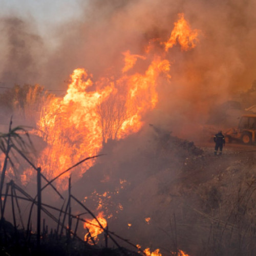 Un incendiu de proporţii arde necontrolat la sud-est de Atena