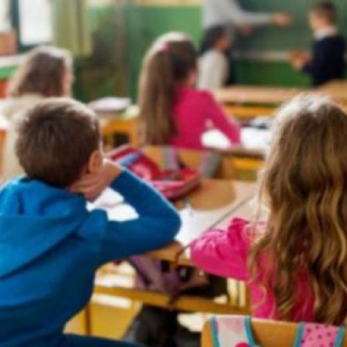 Elevii din familii monoparentale vor putea beneficia de burse sociale în anul școlar 2025-2026, anunță secretarul de stat Sorin Ion. Potrivit acestuia, începând cu acest an, aceștia nu vor mai fi incluși într-o categorie separată, ci vor fi eligibili dacă îndeplinesc condițiile generale de venit minim pe membru de familie.