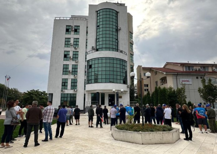 Protest în Olt față de măsurile guvernamentale, cer demisie premierului