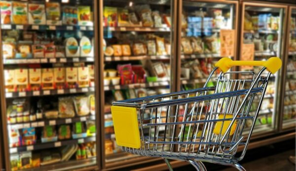 Scandalul renunţării la plafonarea preţurilor la alimentele de bază continuă