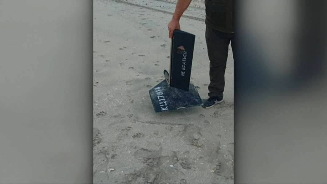 Fragment metalic de dronă găsit pe plaja Vadu în timpul unei acțiuni de curățare