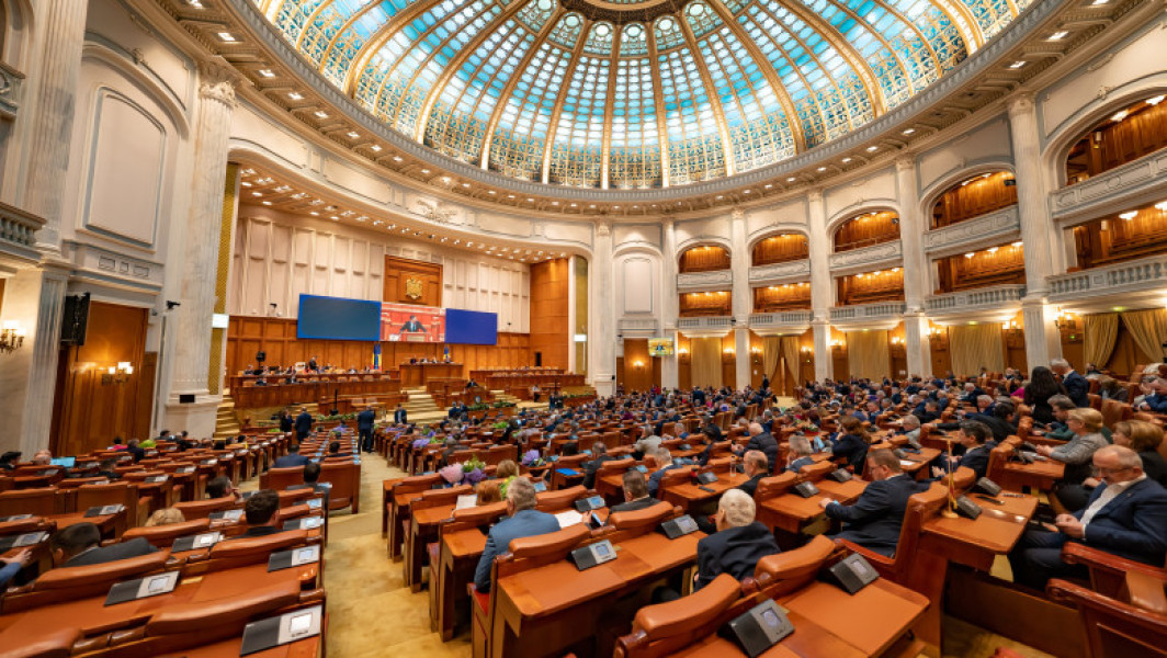 Senatorii și deputații români au efectuat 99 de deplasări externe în primele șase luni