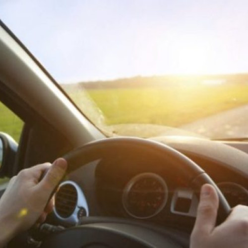 Restricții pentru șoferii începători și introducerea „regulei fermoarului” în trafic