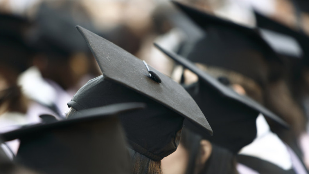Studenții șefi de promoție de la USV Iași primesc burse anuale de 1.000 de euro
