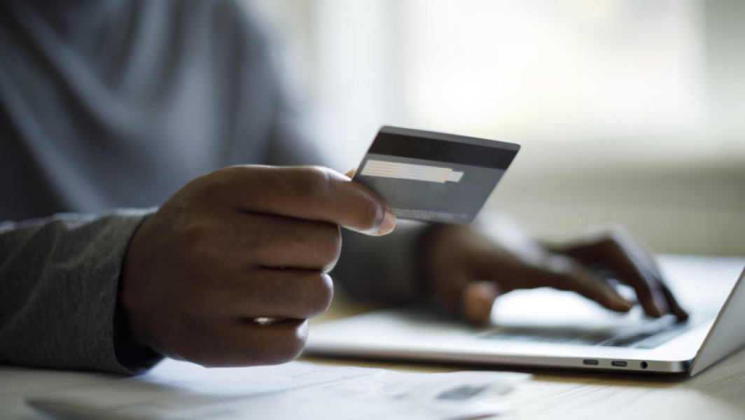 Românii își calculează atent bugetul și reduc cheltuielile online din cauza scumpirilor