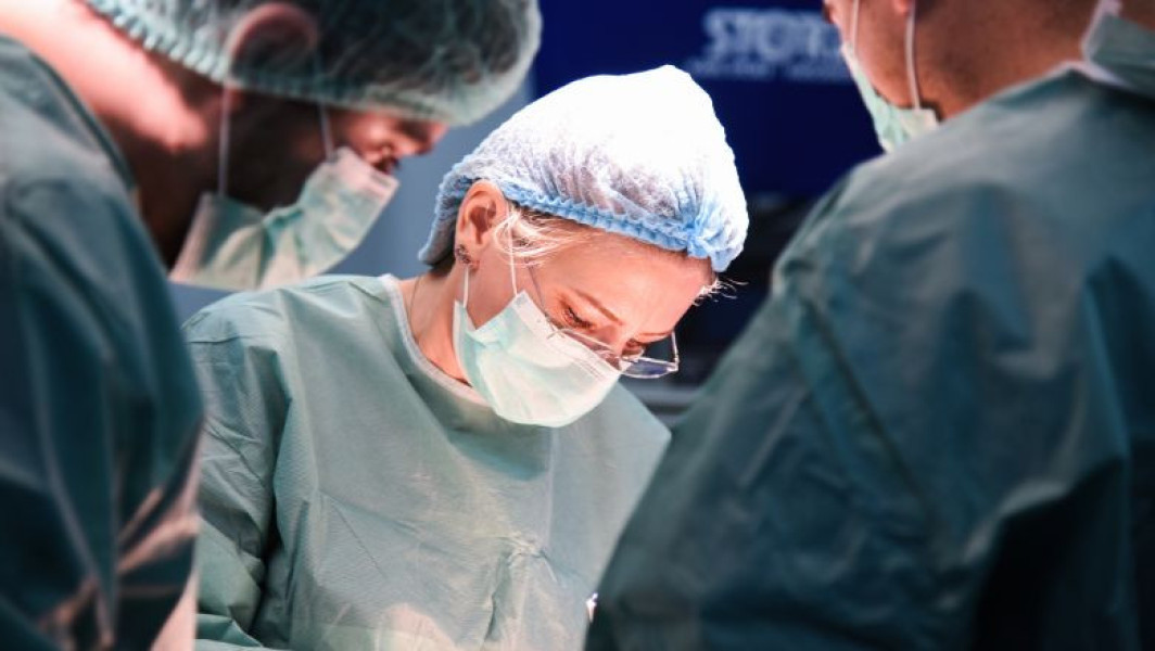 Diagnosticul tardiv al cancerului de colon salvat de o operație complexă la SANADOR