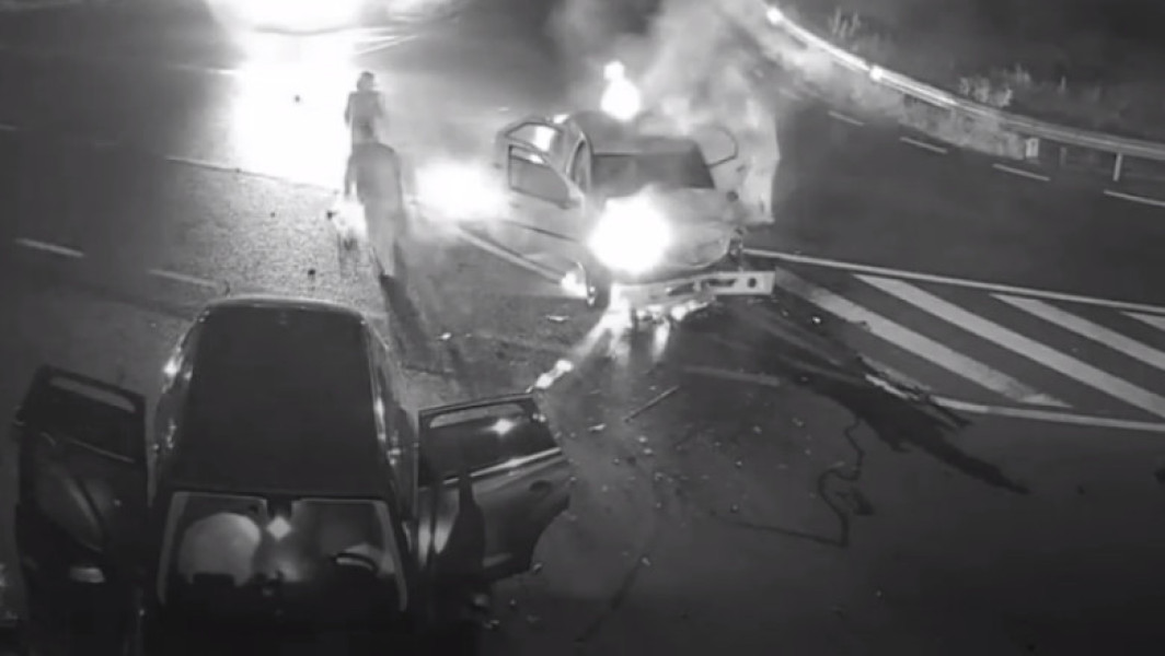Doi tineri salvați dintr-un automobil cuprins de flăcări după un accident grav în Bihor