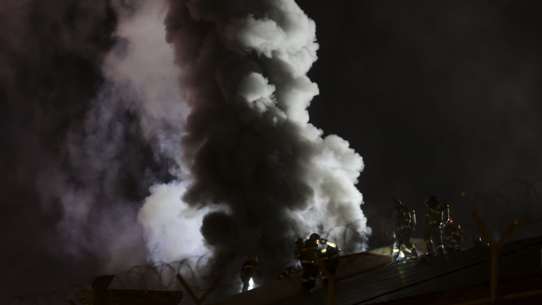 Norul de fum de la incendiul din sectorul 2 se deplasează lent spre sud-vestul Bucureștiului