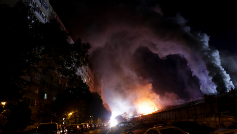 Incendiu puternic în Sector 2 din București, populația avertizată prin RO-Alert