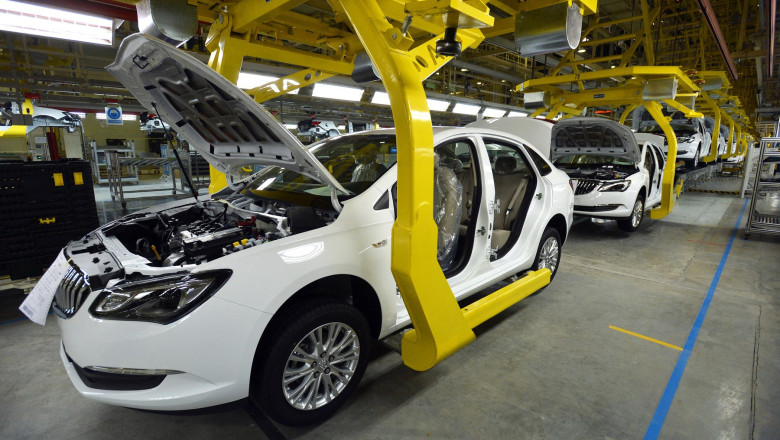 Industria auto americană reinvestește în motoare pe benzină și hibride pe fondul schimbărilor de piață