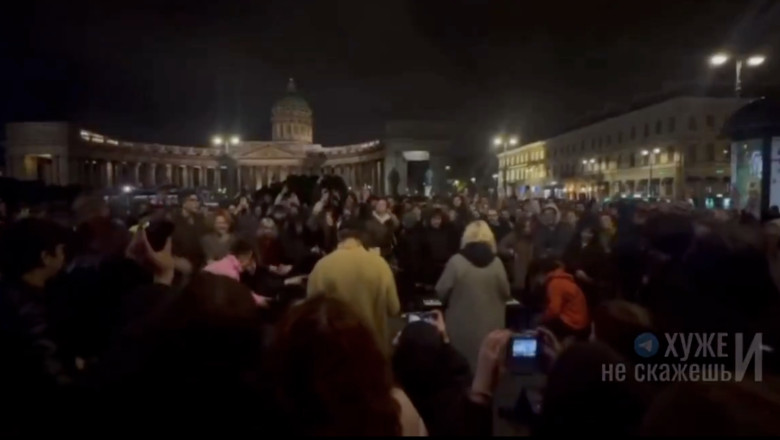 Video La Sankt Petersburg, mai mulți tineri au sfidat regimul lui Putin și au cântat în stradă melodii anti-război