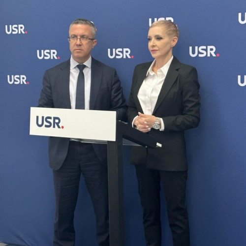 Elena Iotu, candidata USR pentru Primăria Slatina, se prezintă în fața presei. Acesta a făcut parte din PNL și ALDE, dar a fost convinsă de proiectele USR. Face parte dintr-o echipă neimplicată politic.