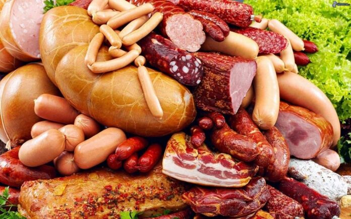 Mezelurile preferate de români conţin numeroşi aditivi alimentari periculoşi