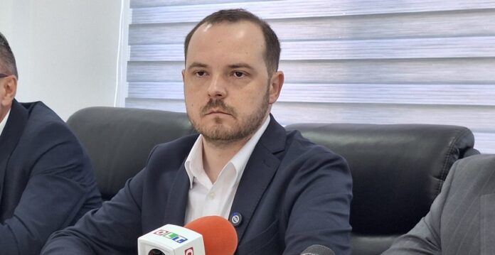 Ministrul sănătății avertizează personalul ATI să nu poarte bijuterii și unghii false